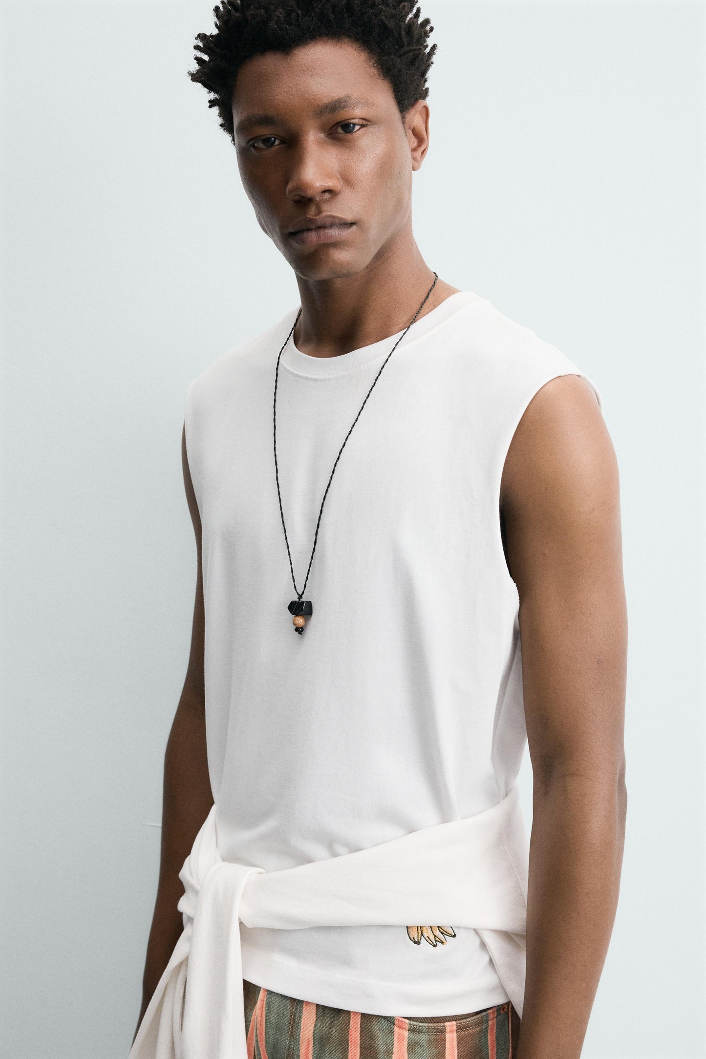 T-SHIRT DE ALÇAS COM BORDADO DE BANANAS