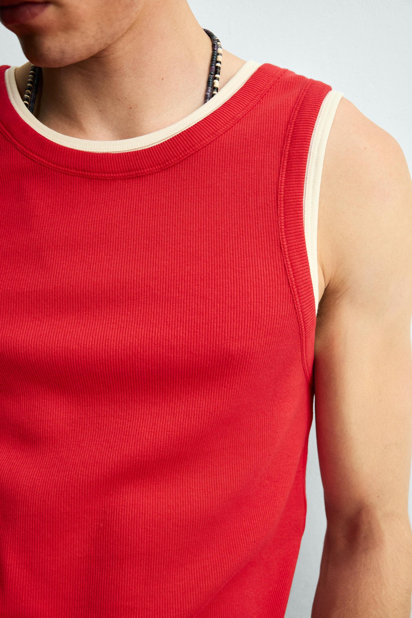T-SHIRT TANK COM NERVURAS DUPLAS