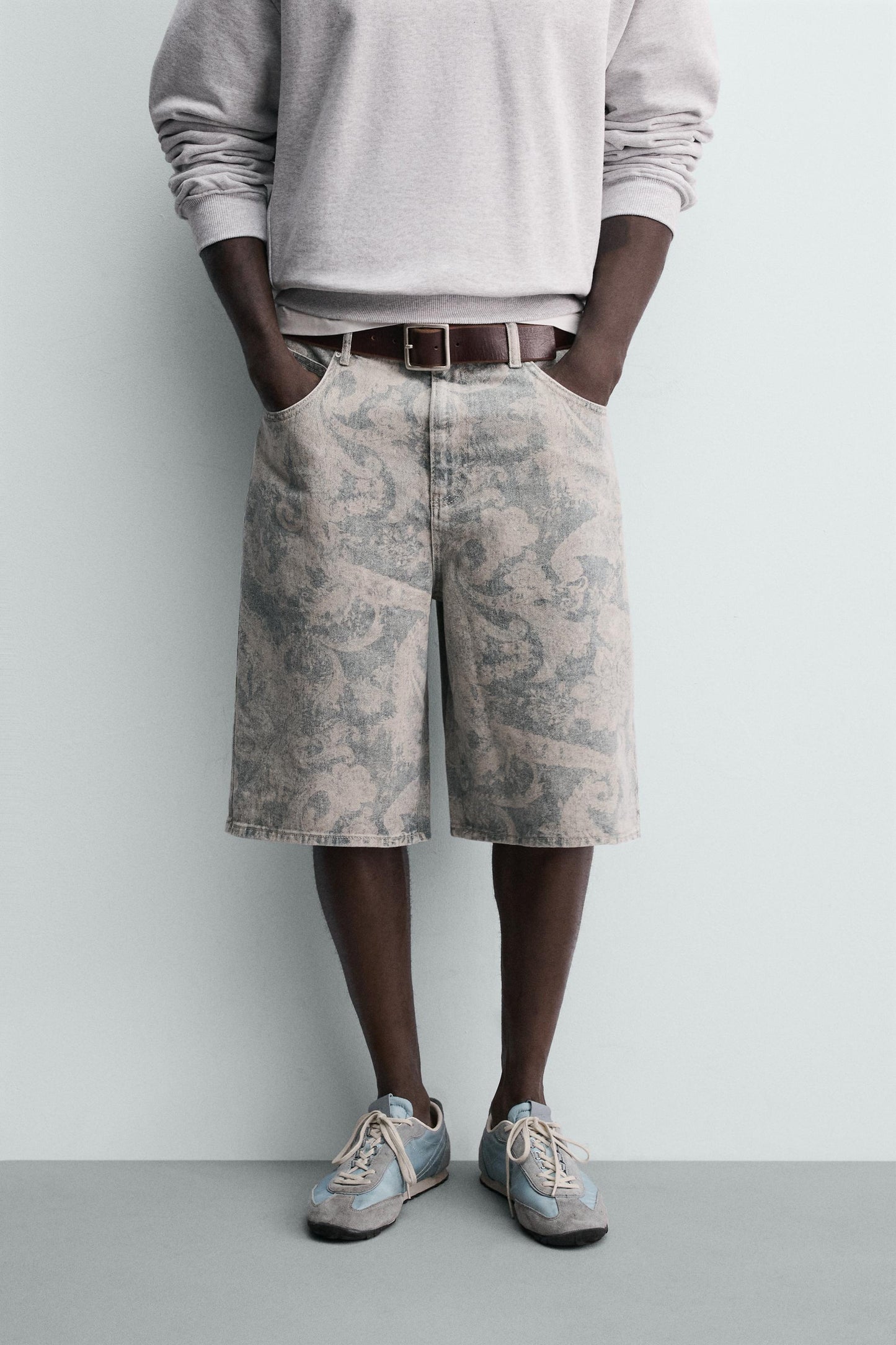CALÇÕES BERMUDA BAGGY FIT COM ESTAMPADO PAISLEY