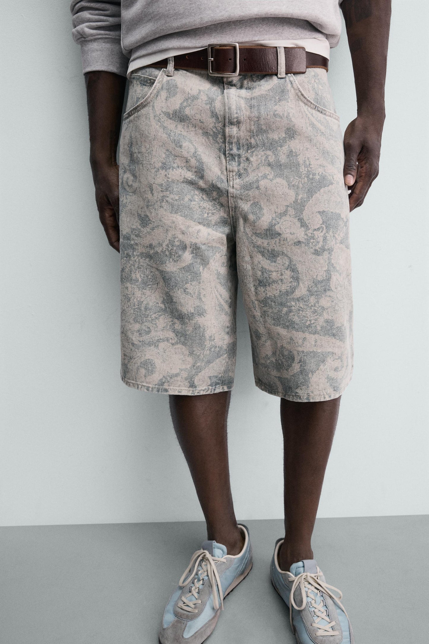 CALÇÕES BERMUDA BAGGY FIT COM ESTAMPADO PAISLEY