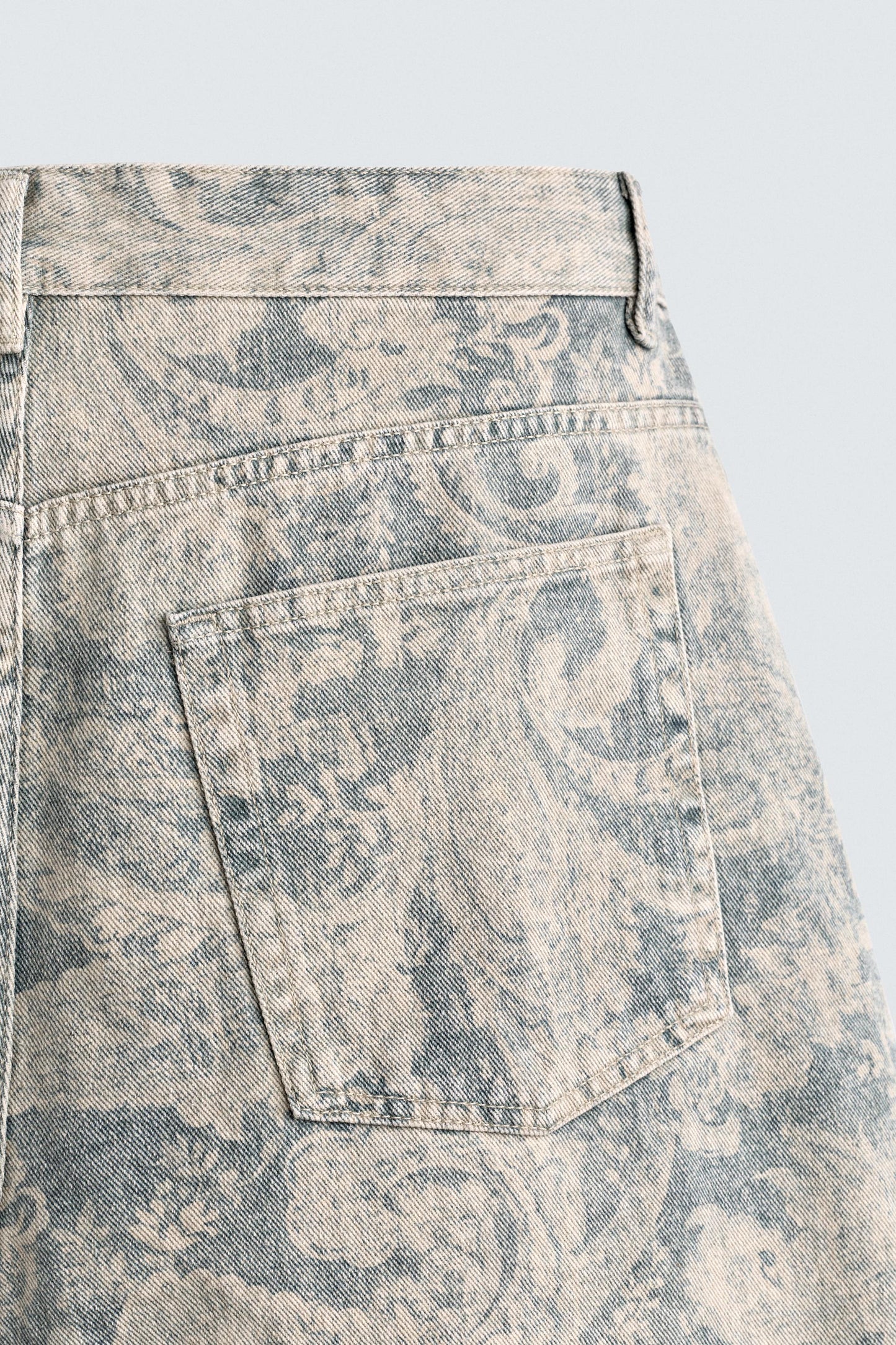 CALÇÕES BERMUDA BAGGY FIT COM ESTAMPADO PAISLEY