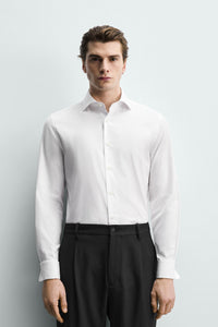 CAMISA SLIM FIT PUNHO COM BOTÃO