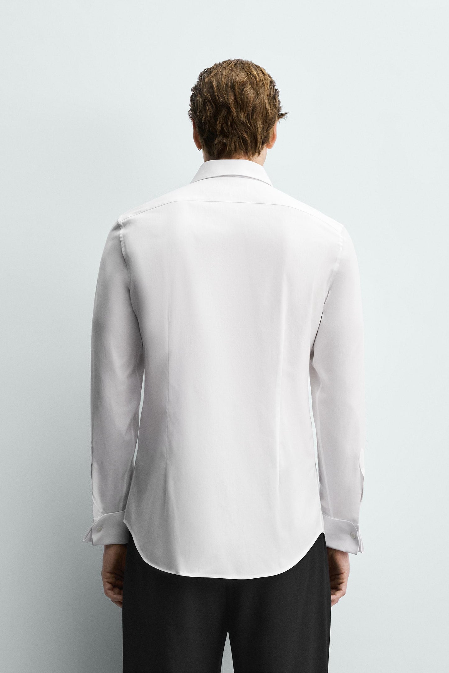 CAMISA SLIM FIT PUNHO COM BOTÃO