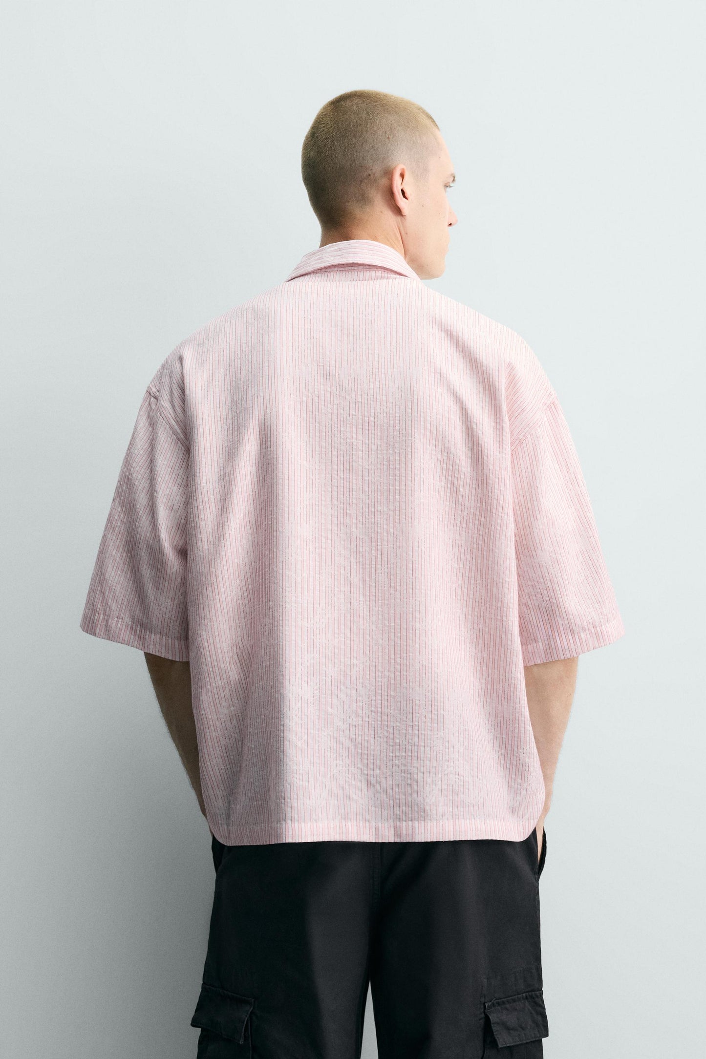 CAMISA JACQUARD COM RELEVO ÀS RISCAS