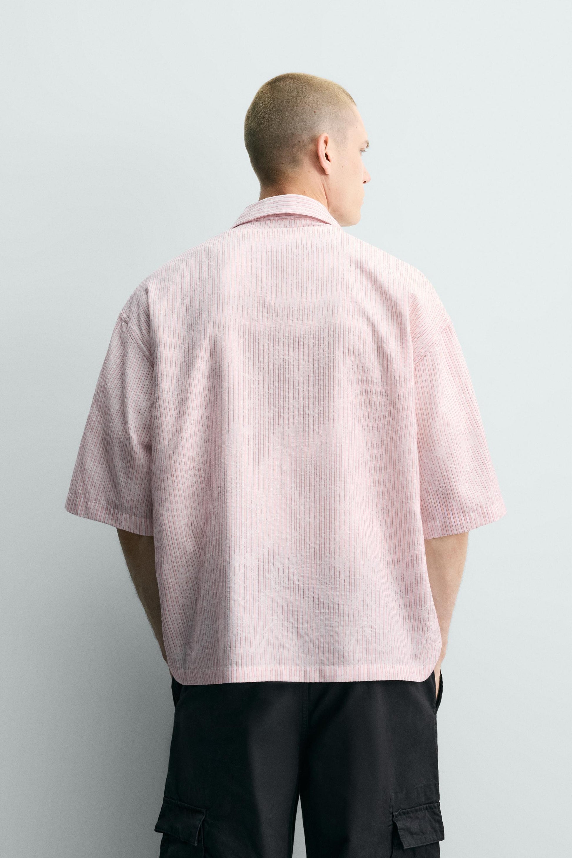 CAMISA JACQUARD COM RELEVO ÀS RISCAS