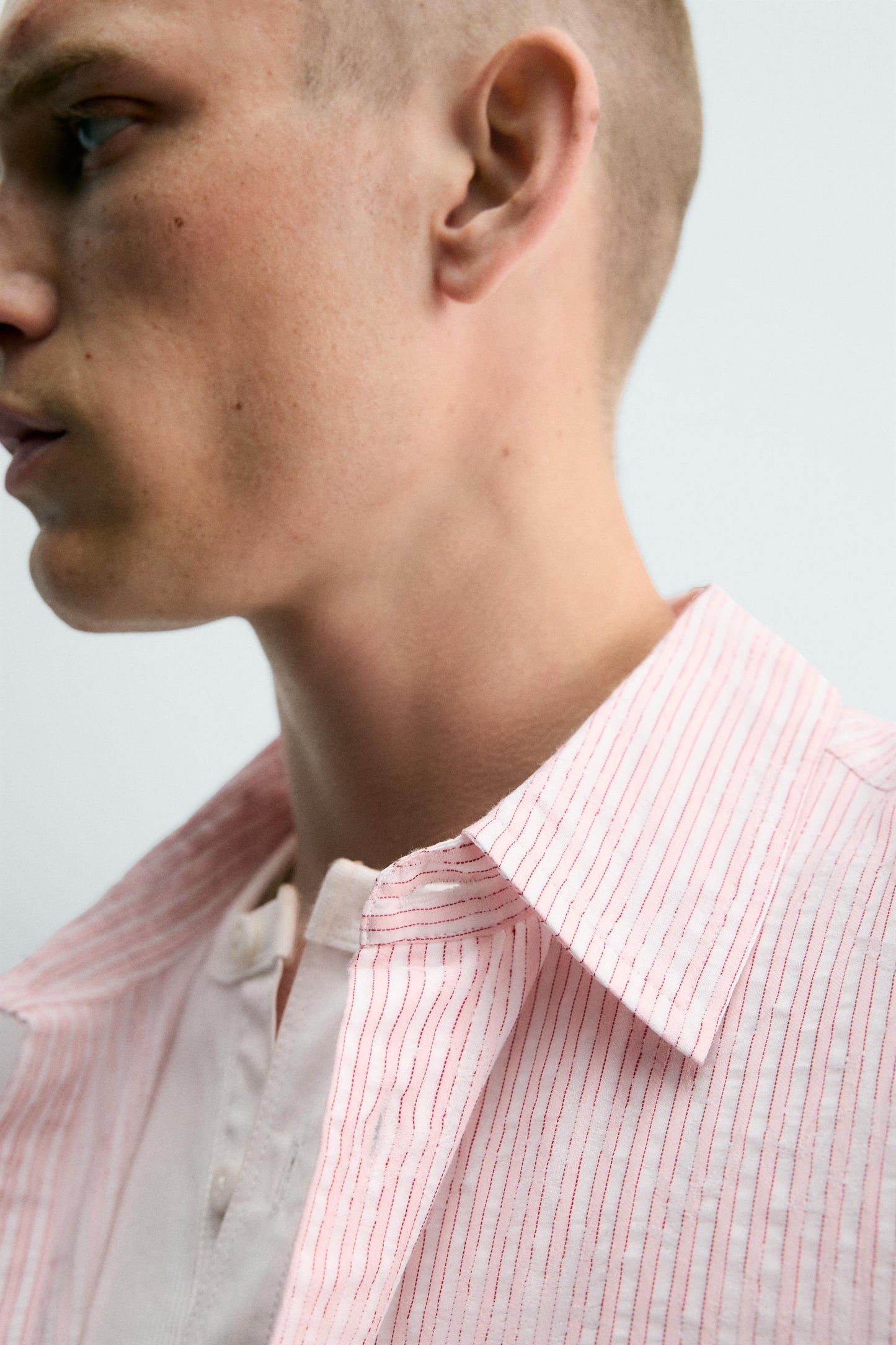 CAMISA JACQUARD COM RELEVO ÀS RISCAS