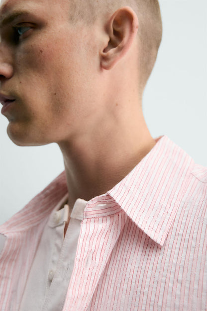 CAMISA JACQUARD COM RELEVO ÀS RISCAS