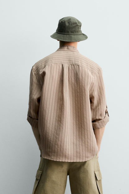 CAMISA ÀS RISCAS COM PRESILHA NA MANGA