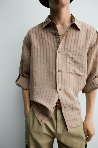 CAMISA ÀS RISCAS COM PRESILHA NA MANGA