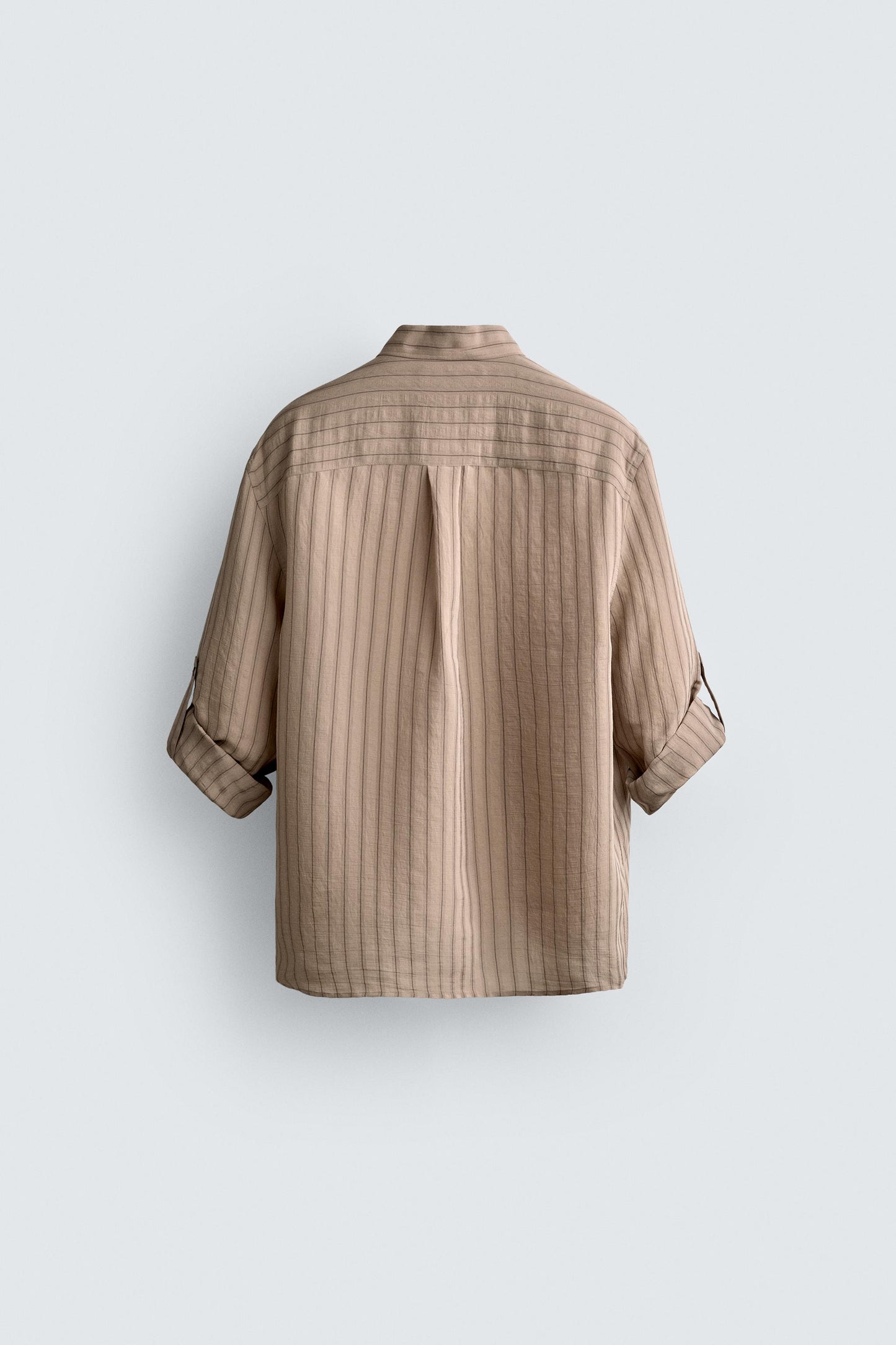 CAMISA ÀS RISCAS COM PRESILHA NA MANGA
