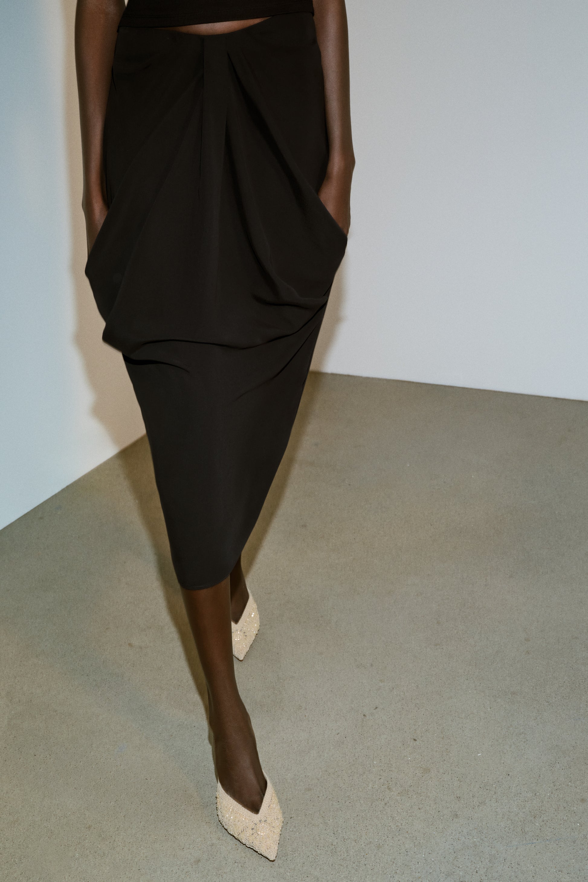 SAPATO TIPO MULES COM APLIQUES - Branco-cru