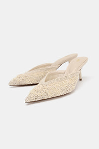 SAPATO TIPO MULES COM APLIQUES - Branco-cru