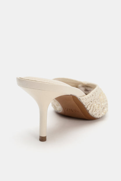 SAPATO TIPO MULES COM APLIQUES - Branco-cru