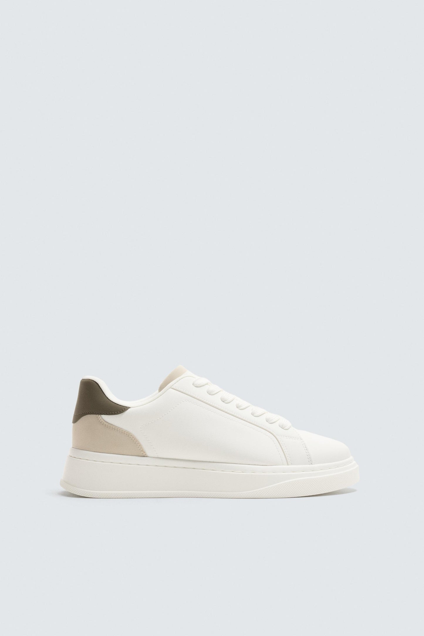 SAPATILHAS COM DETALHE NO CALCANHAR
