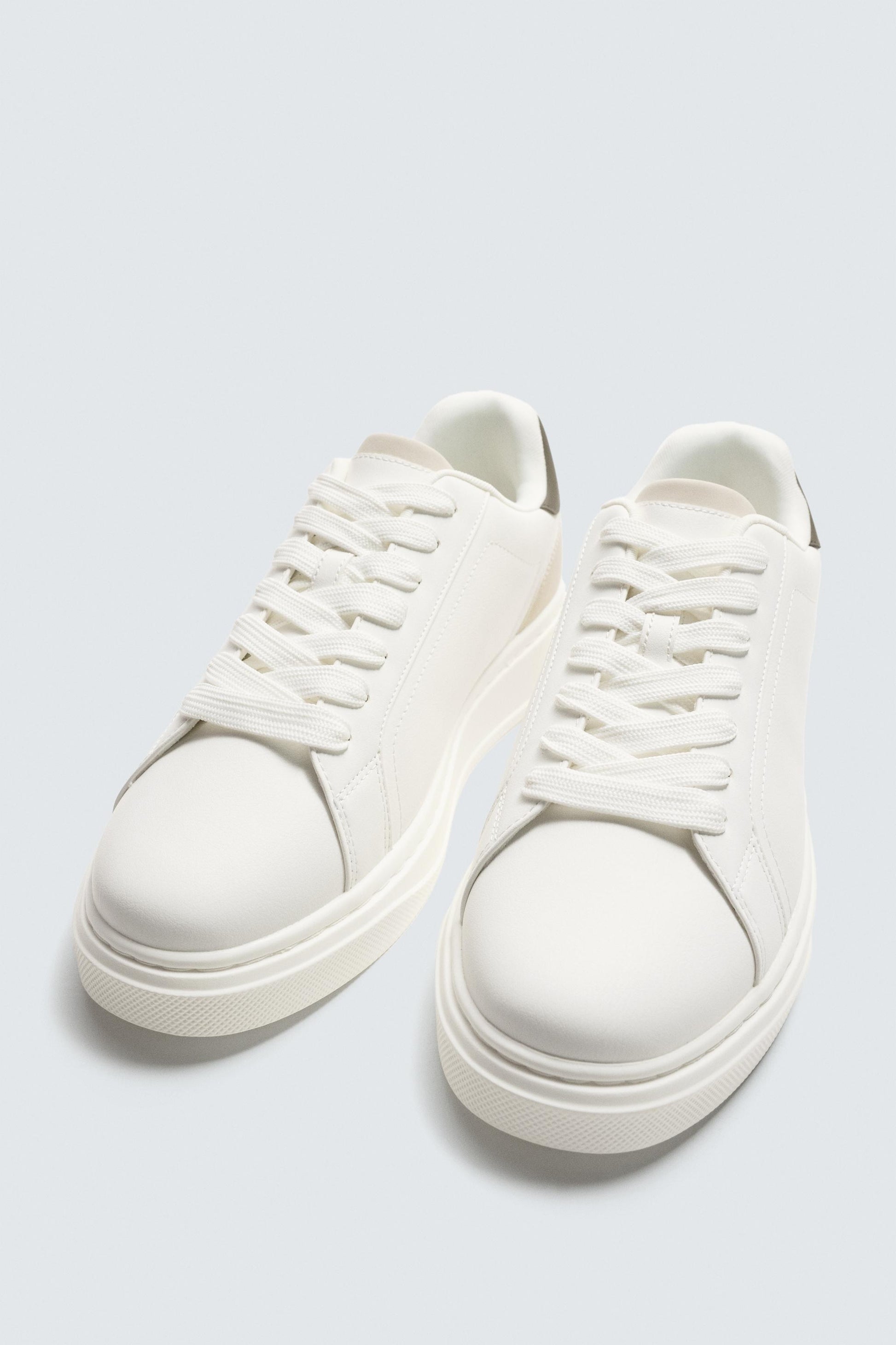 SAPATILHAS COM DETALHE NO CALCANHAR