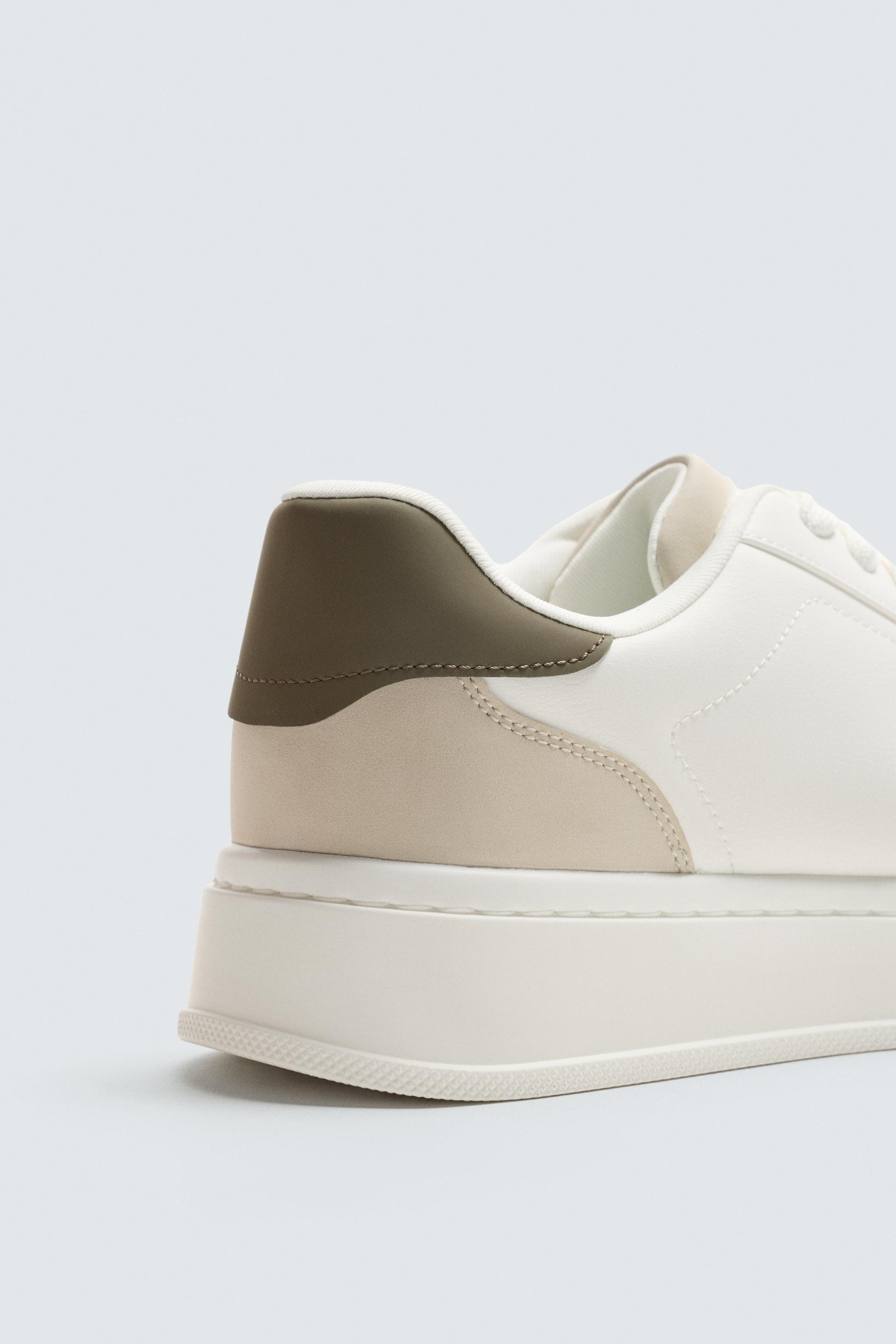 SAPATILHAS COM DETALHE NO CALCANHAR