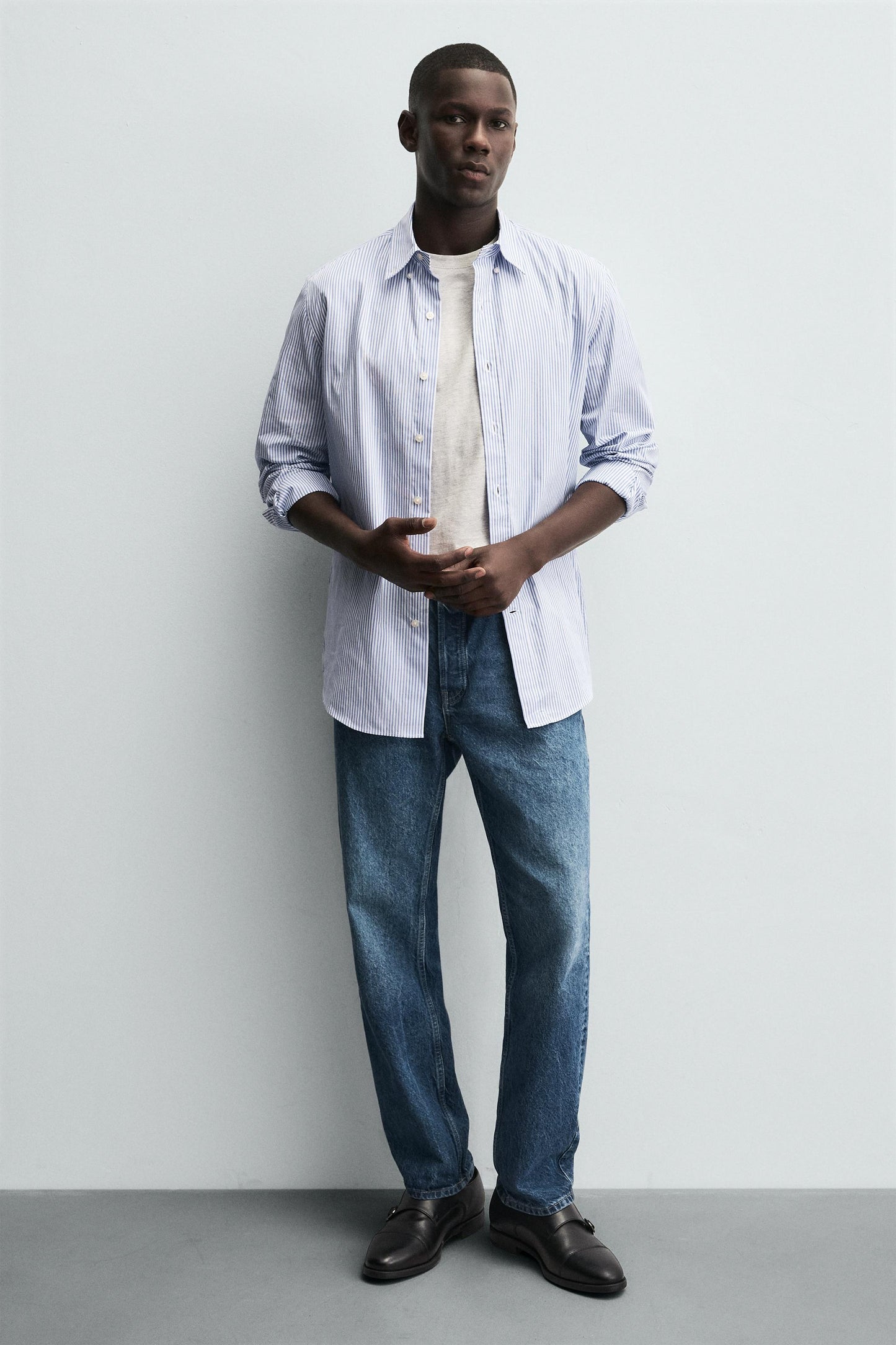 SAPATO DE PELE COM DUAS FIVELAS