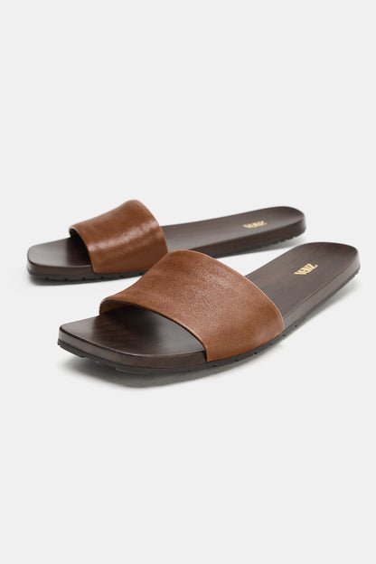 SANDÁLIA RASA DE PELE SOFT - Castanho