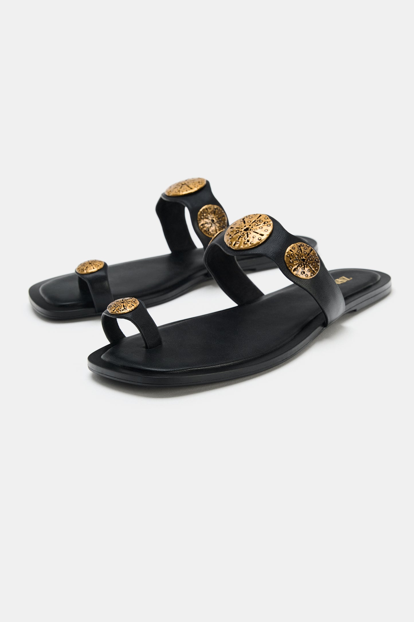 SANDÁLIA RASA COM DETALHES METÁLICOS - Preto