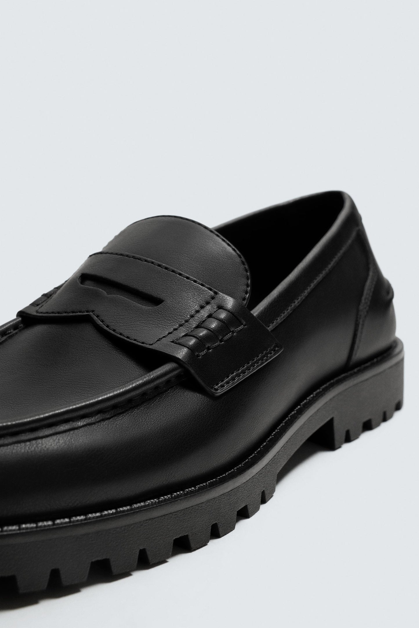 MOCASSIM COM RASTO E MÁSCARA