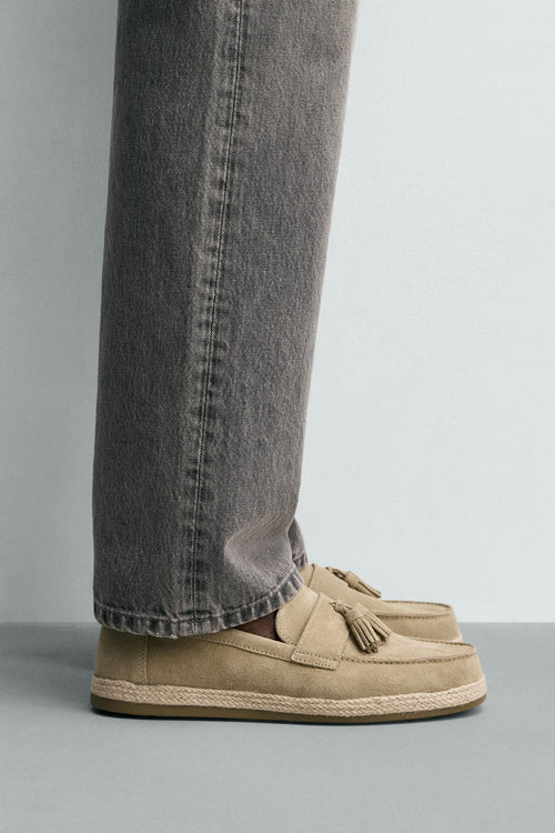MOCASSIM CASUAL DE PELE COM BORLAS