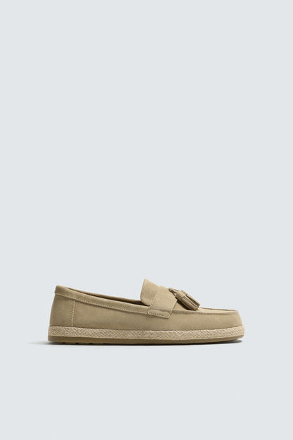 MOCASSIM CASUAL DE PELE COM BORLAS