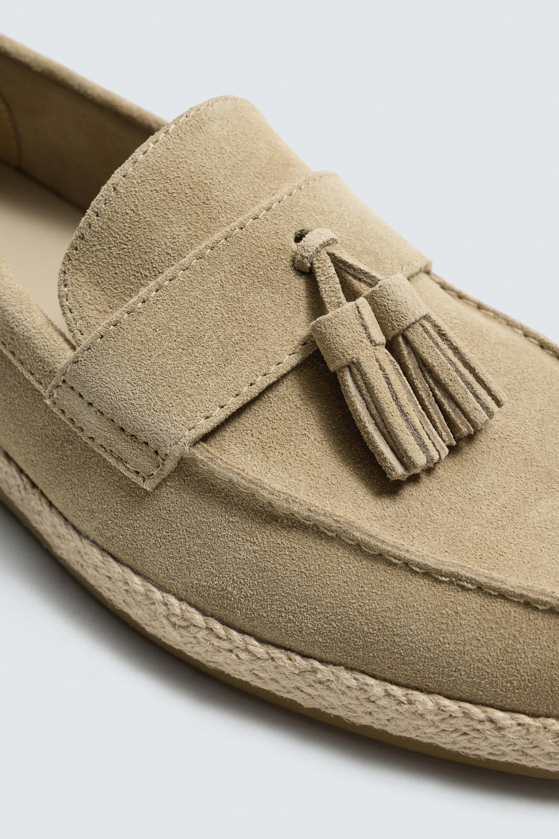 MOCASSIM CASUAL DE PELE COM BORLAS