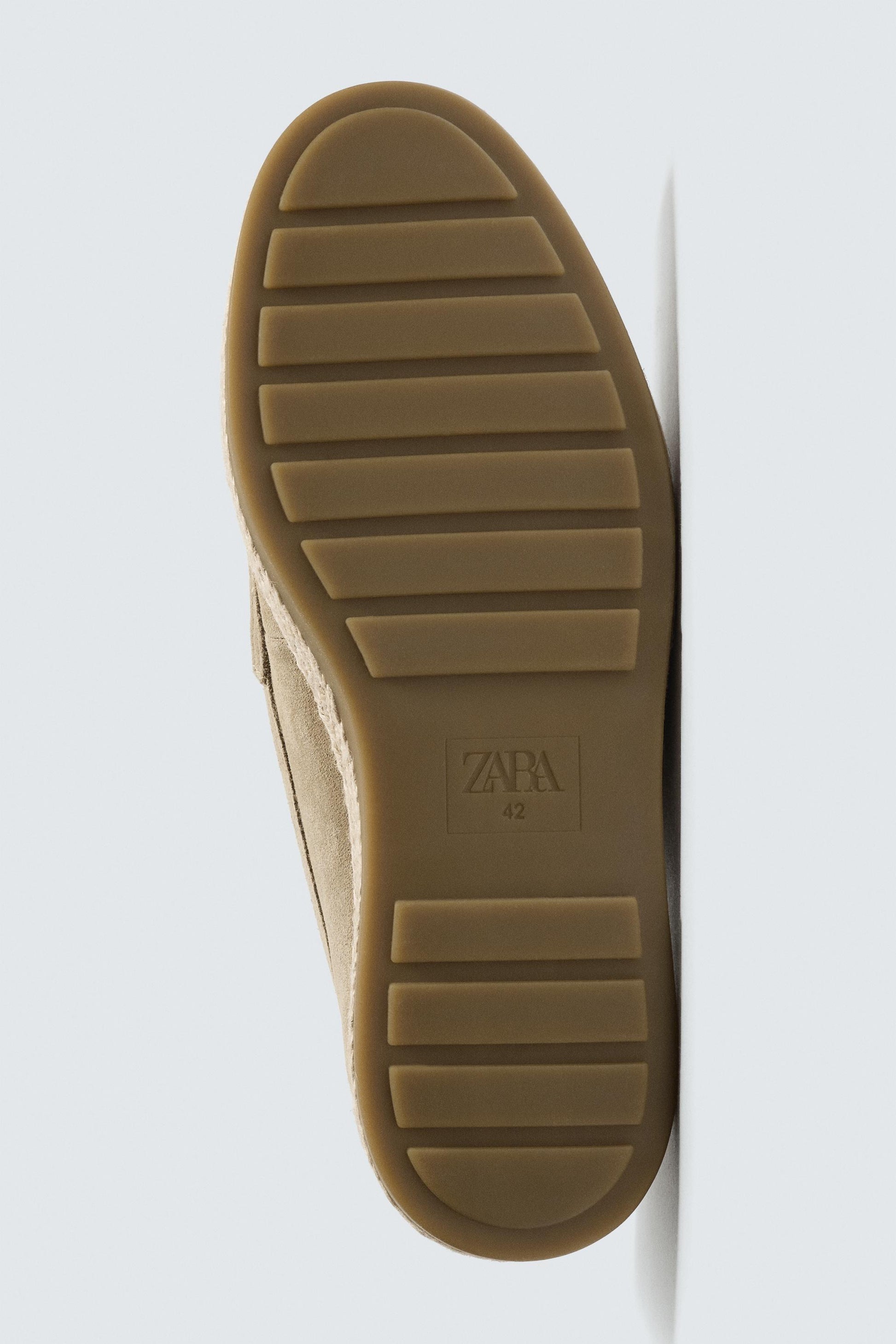 MOCASSIM CASUAL DE PELE COM BORLAS