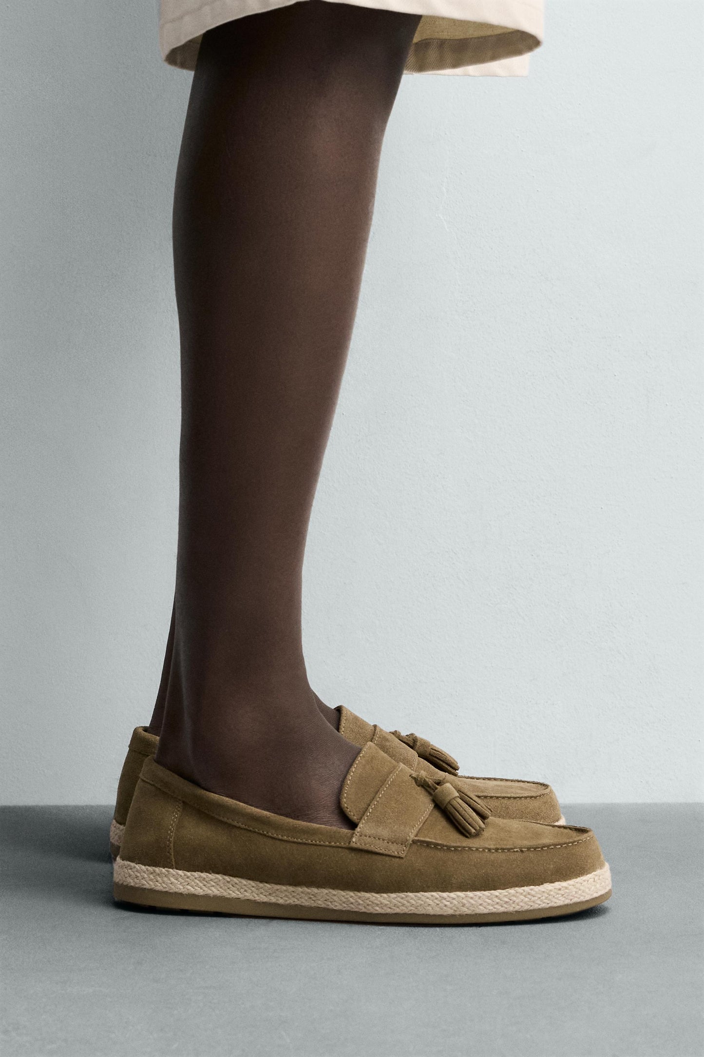 MOCASSIM CASUAL DE PELE COM BORLAS
