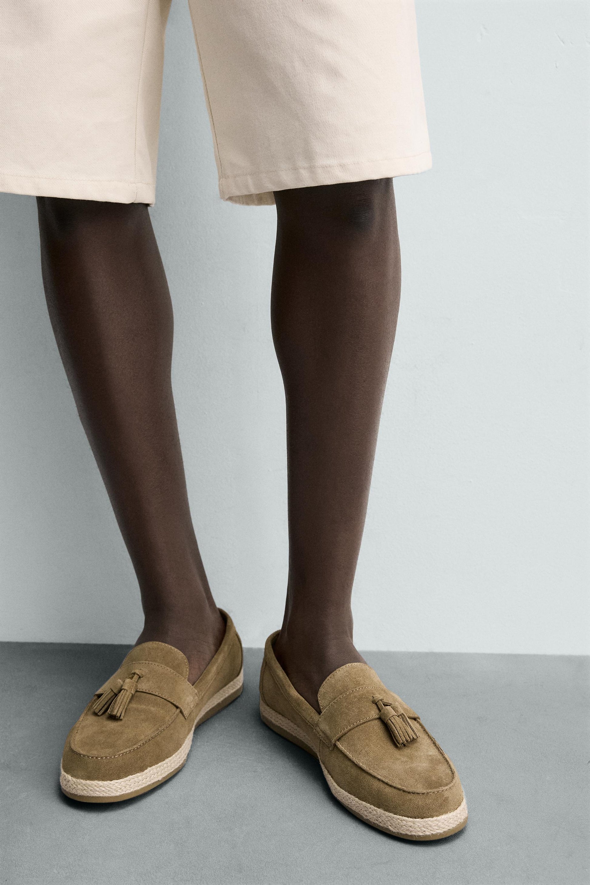 MOCASSIM CASUAL DE PELE COM BORLAS
