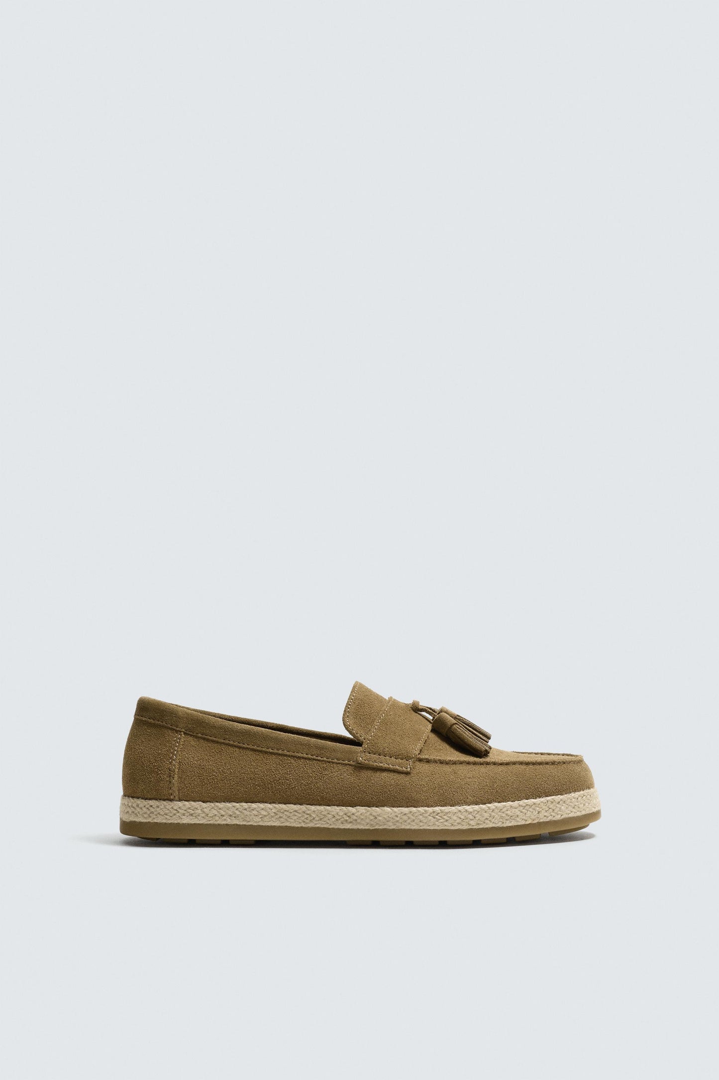 MOCASSIM CASUAL DE PELE COM BORLAS
