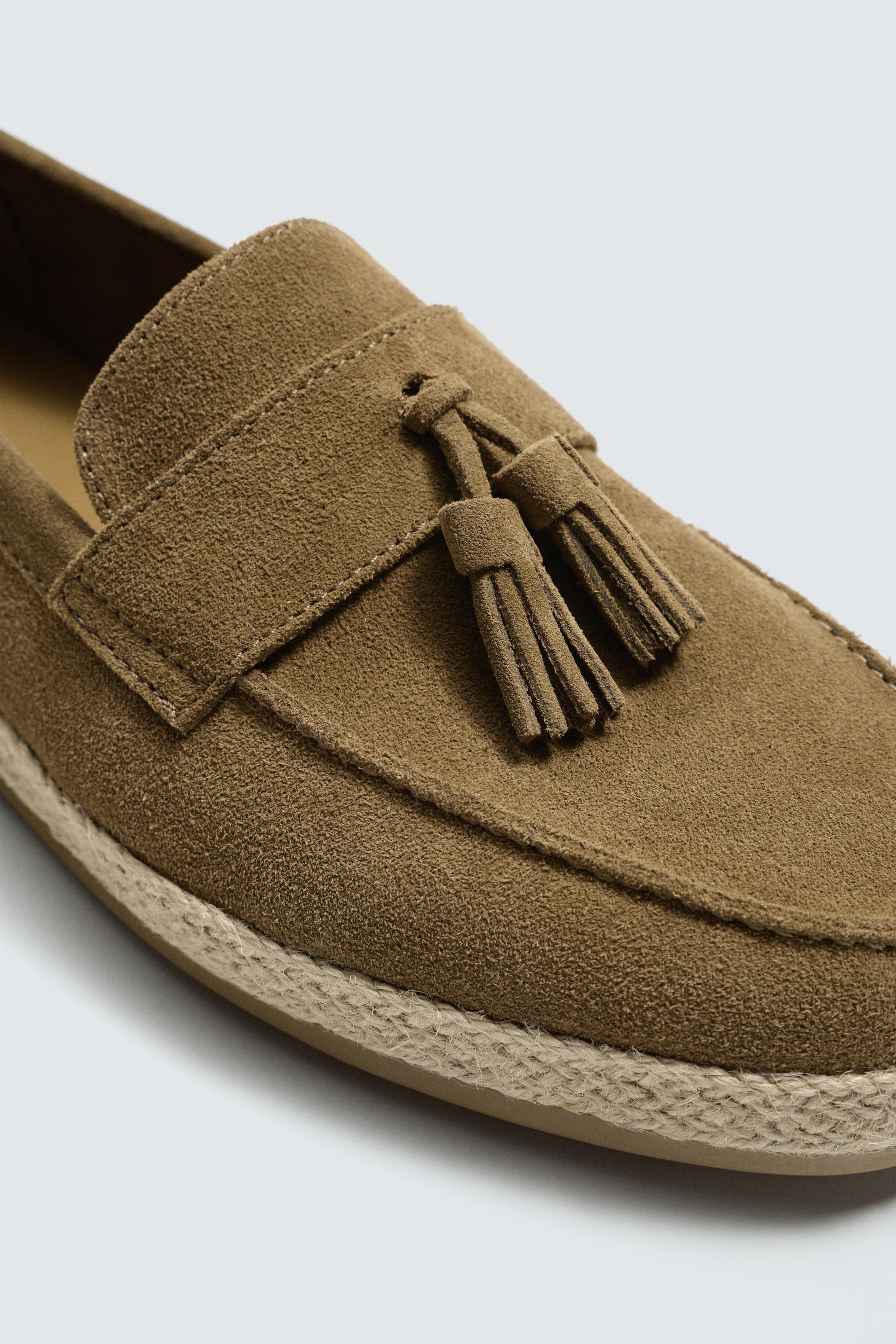 MOCASSIM CASUAL DE PELE COM BORLAS