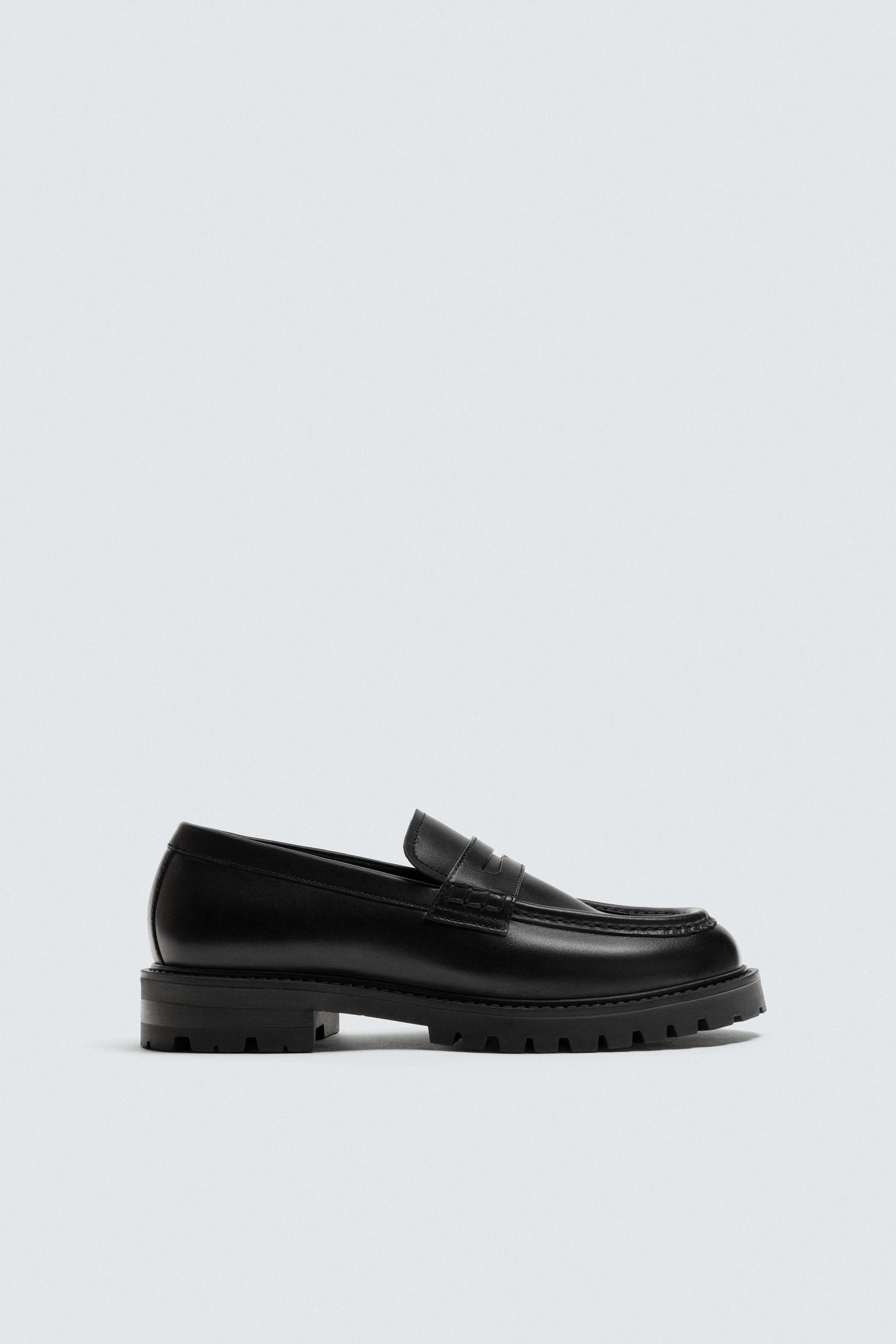 MOCASSINS EM PELE COM RASTO E MÁSCARA