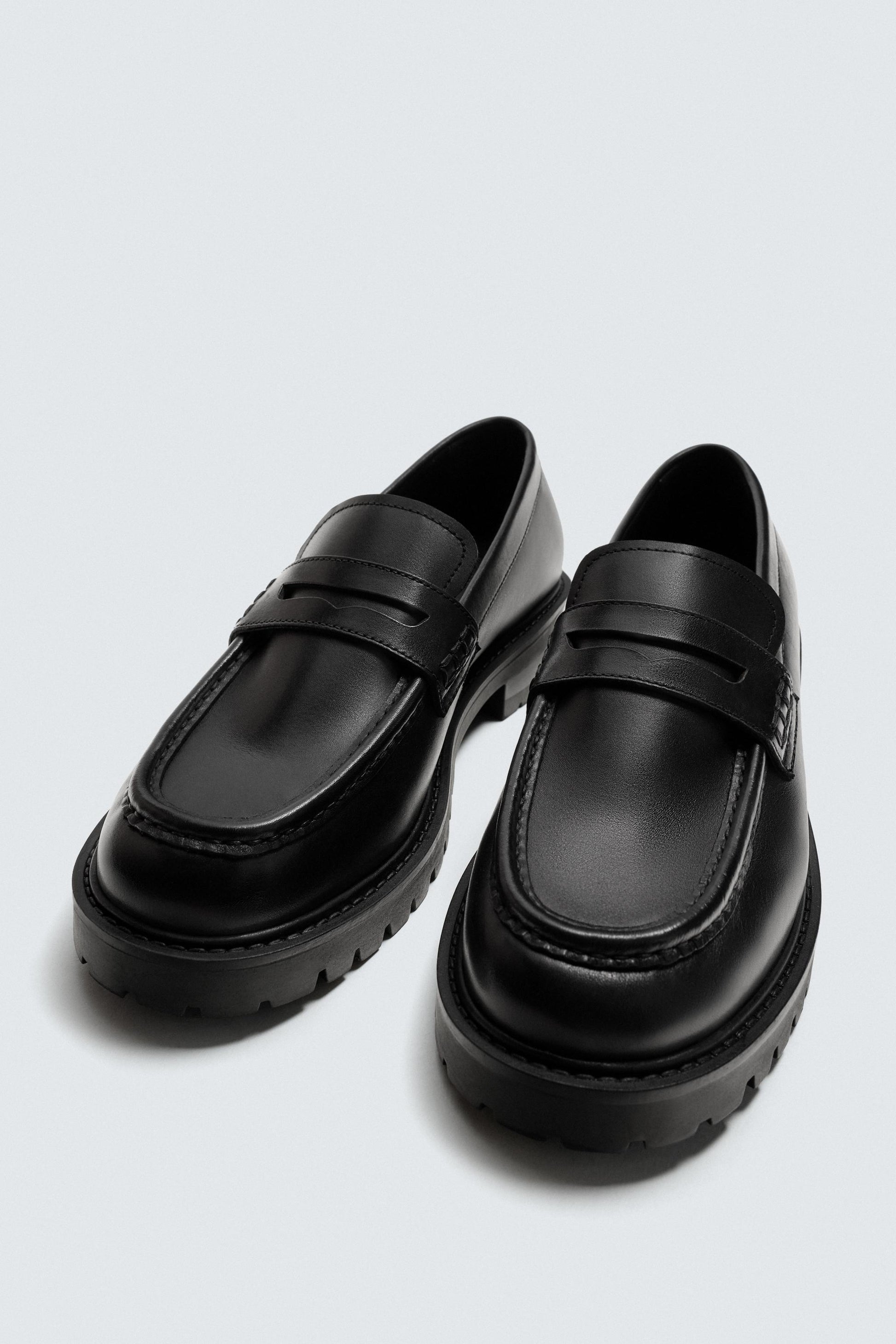 MOCASSINS EM PELE COM RASTO E MÁSCARA