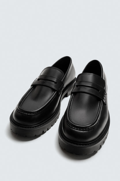 MOCASSINS EM PELE COM RASTO E MÁSCARA