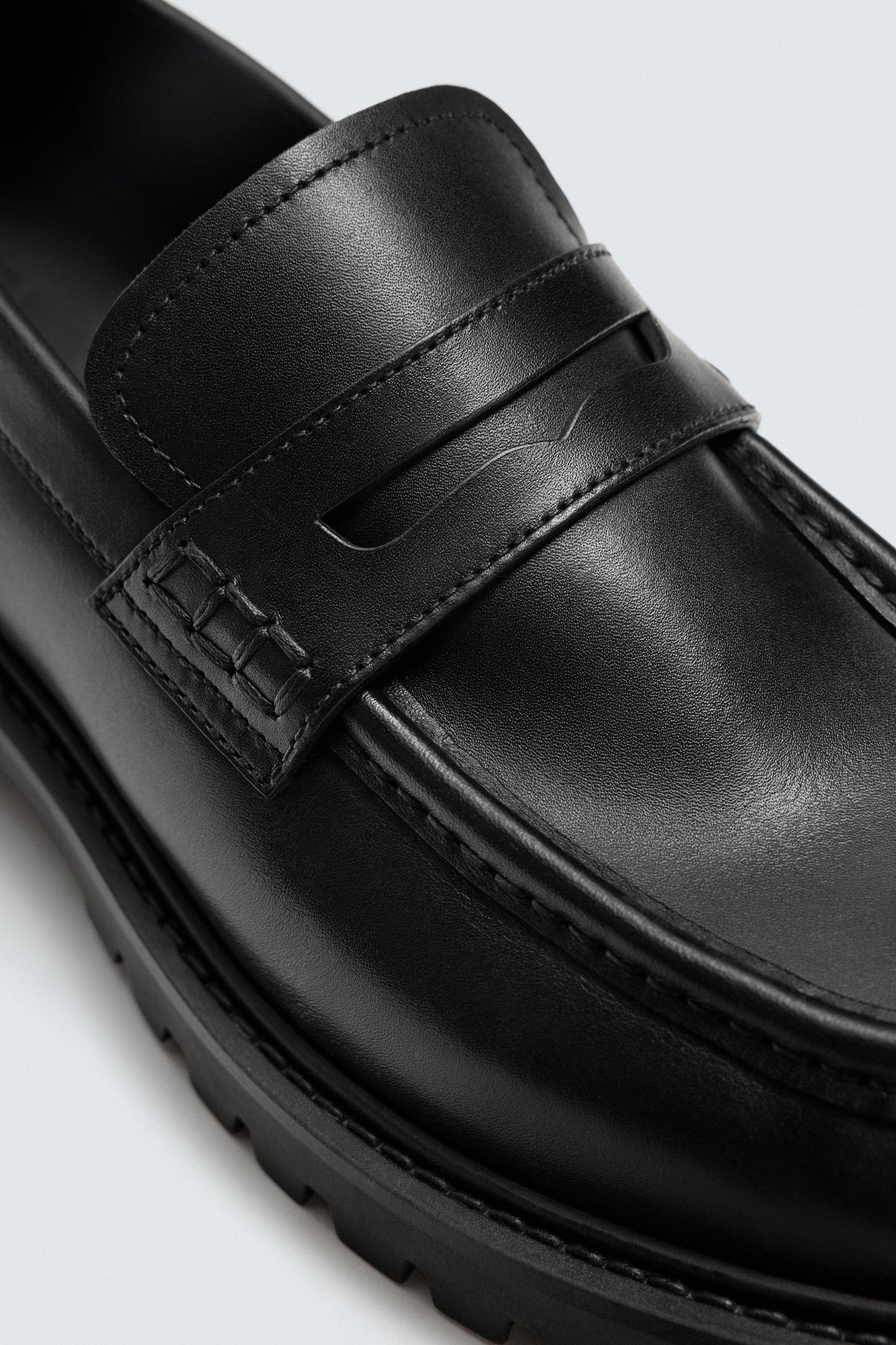 MOCASSINS EM PELE COM RASTO E MÁSCARA