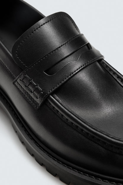MOCASSINS EM PELE COM RASTO E MÁSCARA