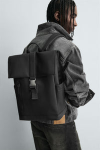 MOCHILA EFEITO DE CAUCHO COM ABA