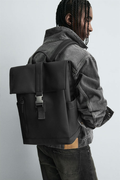 MOCHILA EFEITO DE CAUCHO COM ABA