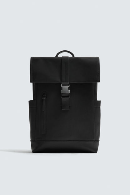 MOCHILA EFEITO DE CAUCHO COM ABA