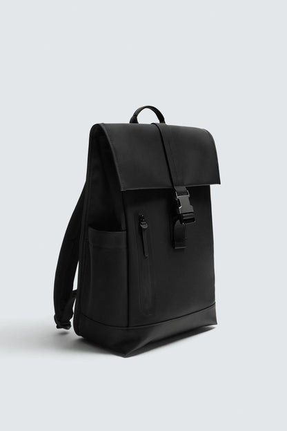 MOCHILA EFEITO DE CAUCHO COM ABA