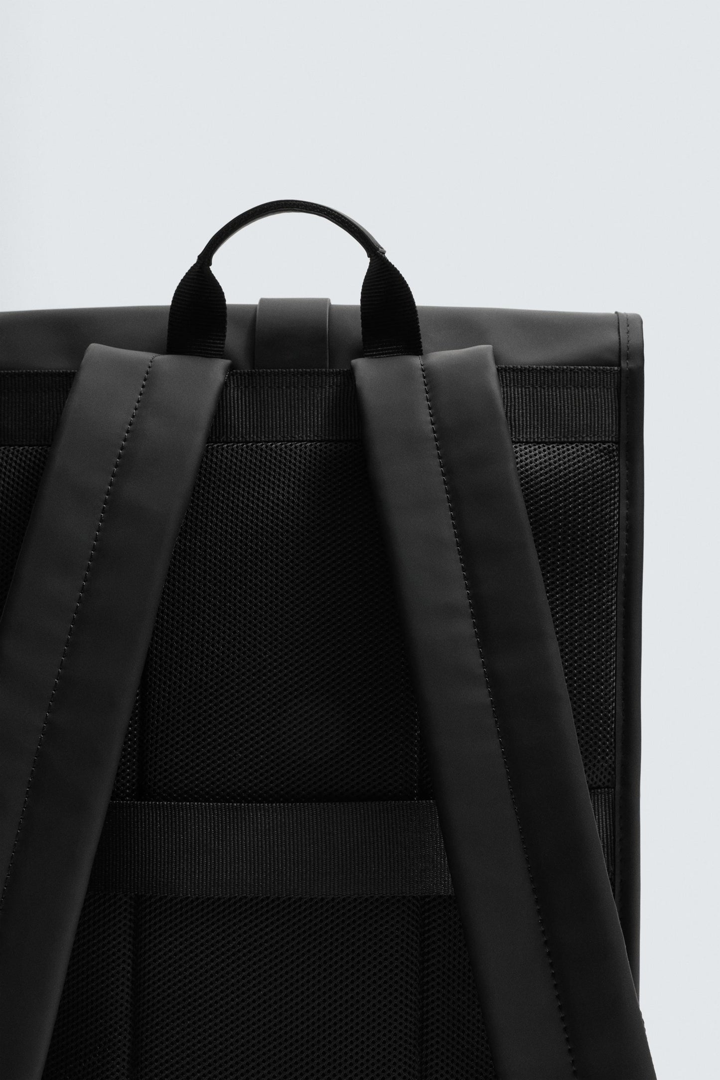 MOCHILA EFEITO DE CAUCHO COM ABA