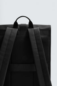MOCHILA EFEITO DE CAUCHO COM ABA