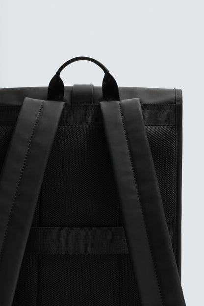 MOCHILA EFEITO DE CAUCHO COM ABA
