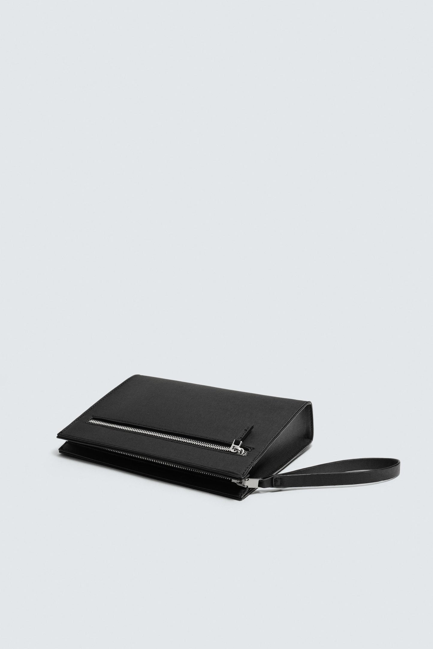 MALA CLUTCH COM TEXTURA