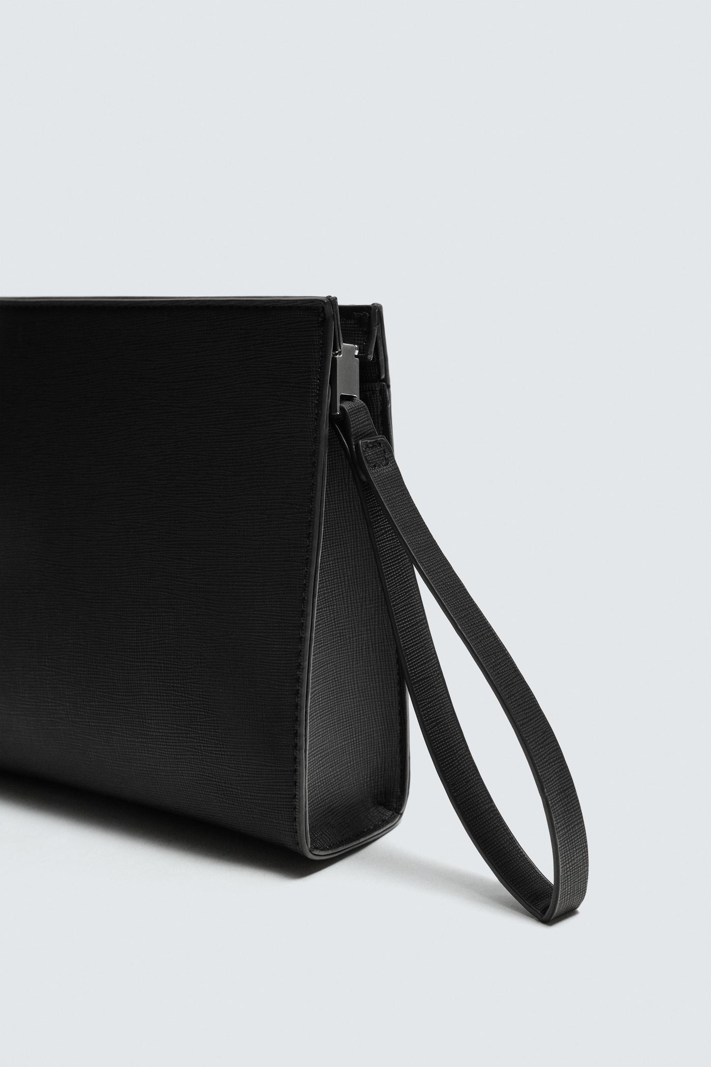 MALA CLUTCH COM TEXTURA