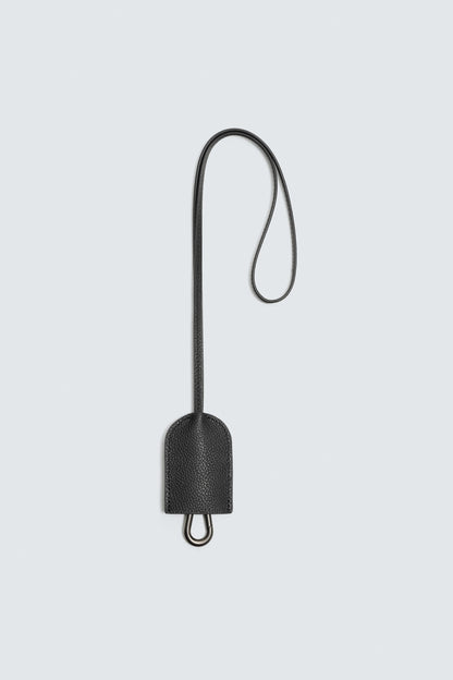 PORTA-CHAVES COM PENDENTE DE PELE