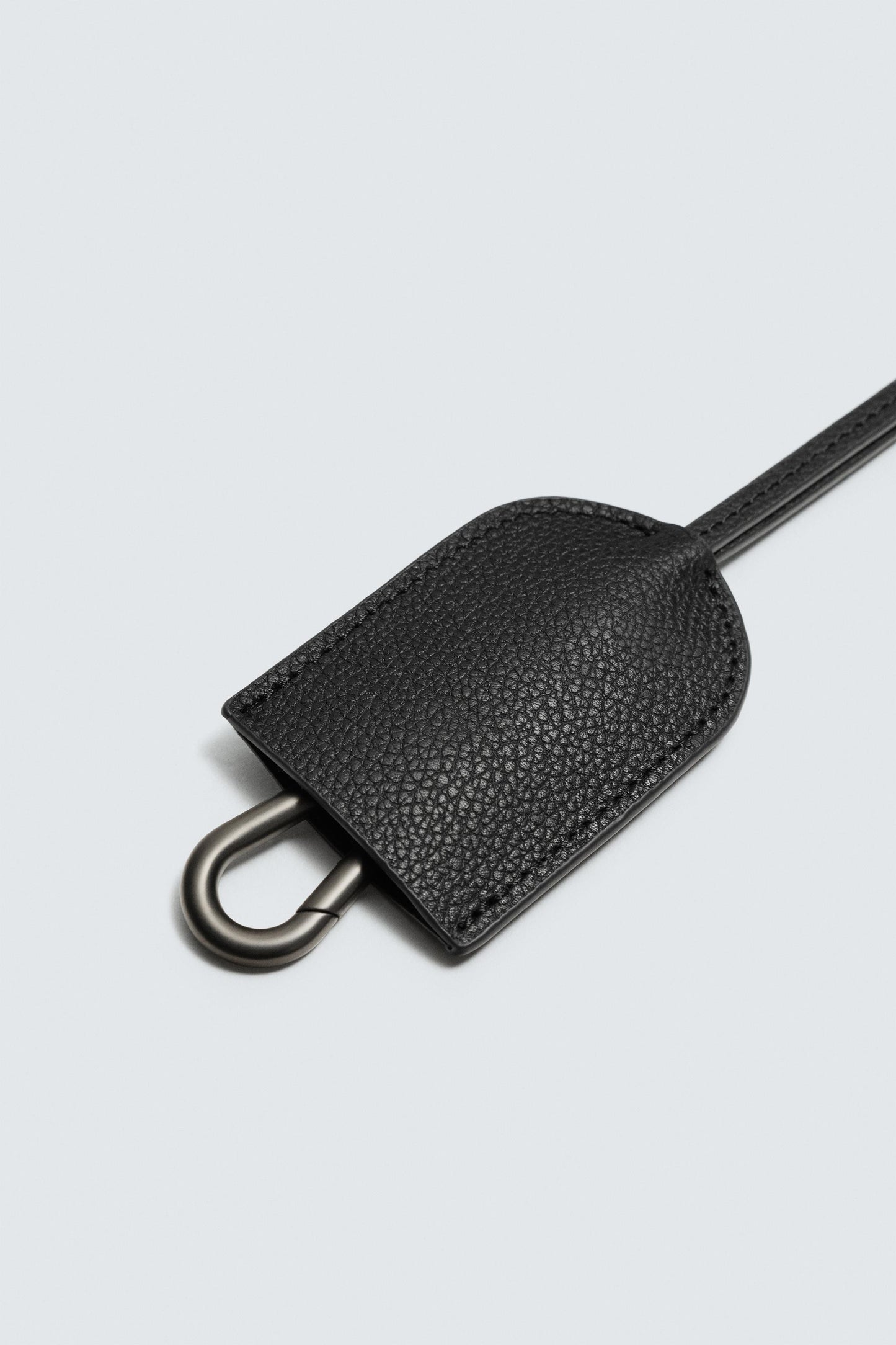 PORTA-CHAVES COM PENDENTE DE PELE