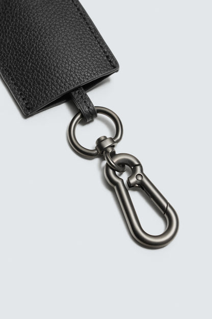 PORTA-CHAVES COM PENDENTE DE PELE