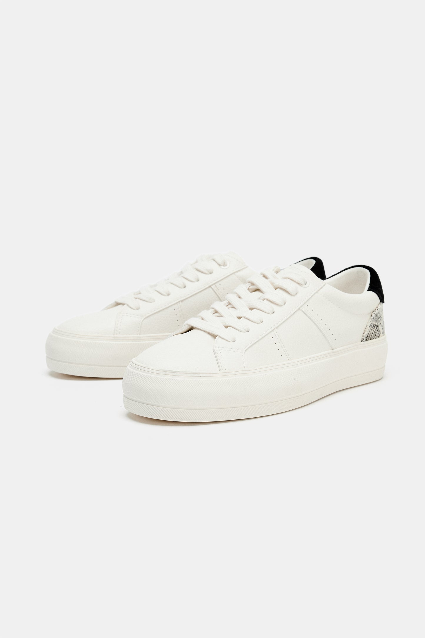 TÉNIS COM PORMENOR DE ESTAMPADO ANIMAL - Branco-cru
